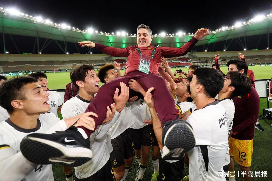 易胜博体育-U23国足更衣室狂欢庆祝，主帅安东尼奥：先享受今天再考虑日本
