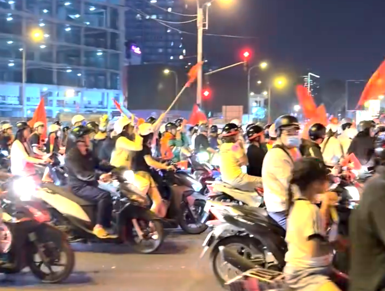 易胜博体育-越南民众深夜狂欢！美女球迷纯洁笑容 万人骑摩托+扛国旗涌上街头